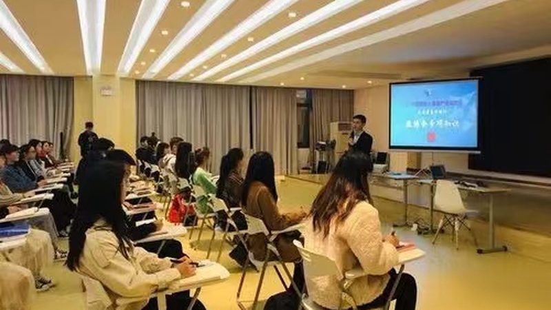女生选择自考本科行政管理，这些因素不容忽视